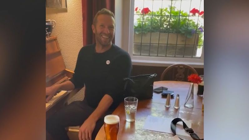 Překvapeným snoubencům zahrál v hospodě na klavír frontman Coldplay